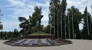 Церемония возложение цветов прошла в Парке Славы Сухума